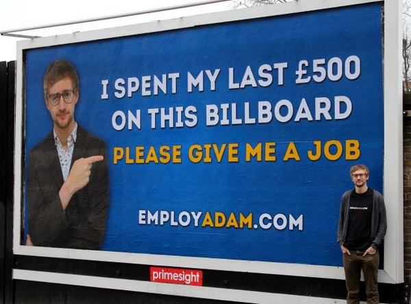 Egy 24 éves fiatalember arra költötte utolsó fillérjét is, hogy óriásplakáton hirdesse, hogy munkát keres