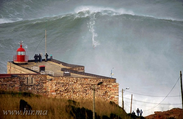 A világ legnagyobb hullámát lovagolta meg egy szörfös Portugáliában! Videó