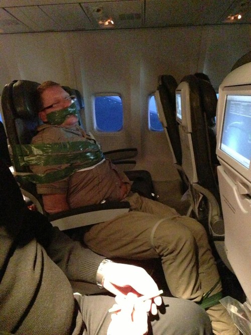 Részeg ember garázdálkodott a repülőn - a székhez ragasztották