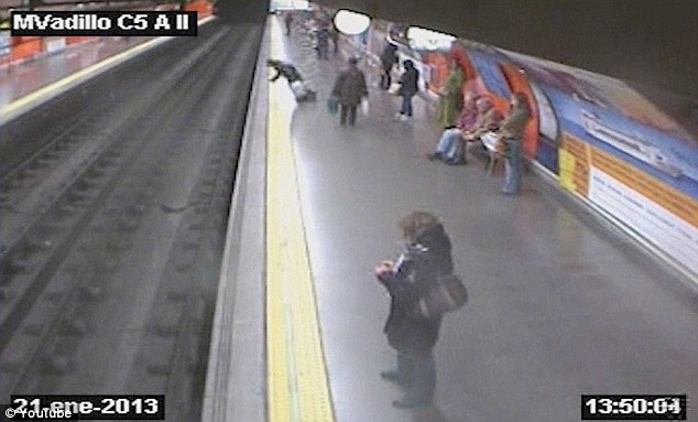 Drámai pillanatok! Egy nő beájult a metró sínek közé Madridban! Videó