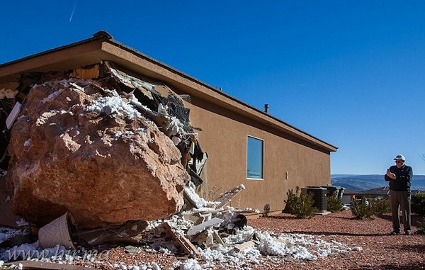 Egy nő csodás megmenekülése, miután egy hatalmas szikla a házába csapódott