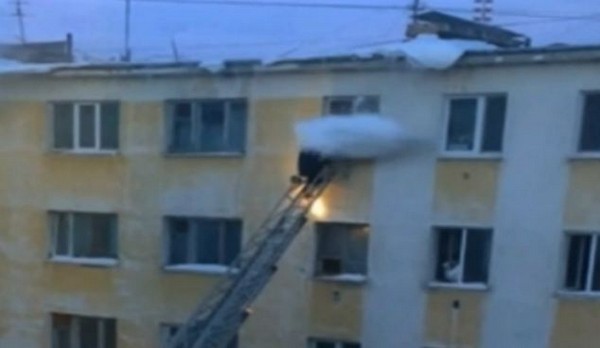 Egy tűzoltót hatalmas hó terített maga alá mentés közben a létrán