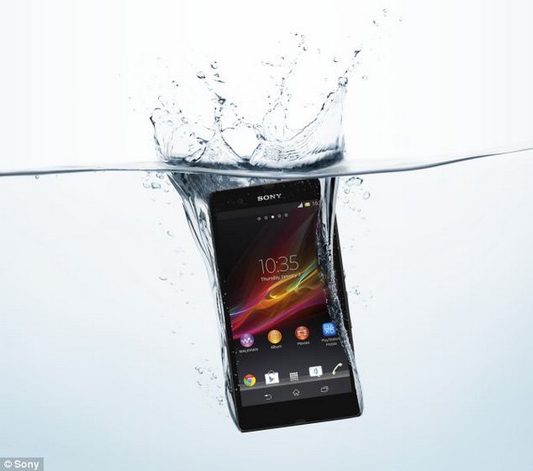 A Sony bemutatja vízálló mobilját