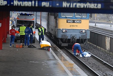 Egy 17 éves fiatalt gázolt el a vonat