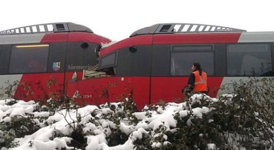 Frontálisan ütközött két gyorsvonat Bécsben - 40 sérült (képekkel)
