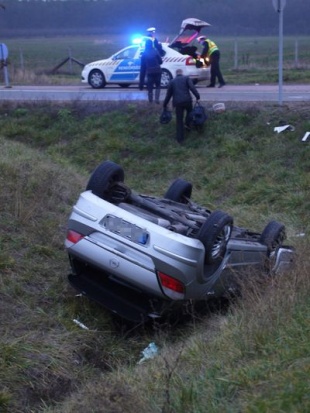 Árokba borult egy autó Mogyoródnál