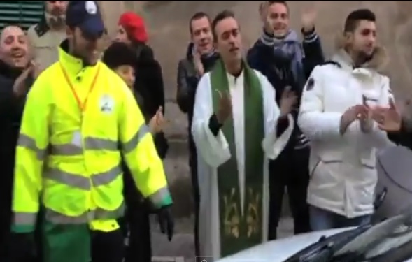 Egy videó, melyet nem érdemes kihagyni. Egy pap és a rendőr irányítja a forgalmat - (videó)