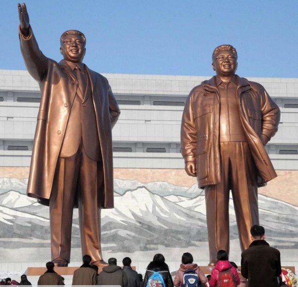 Észak- Korea egykori vezetőjének hatalmas szobrán kicserélték a zakót kabátra
