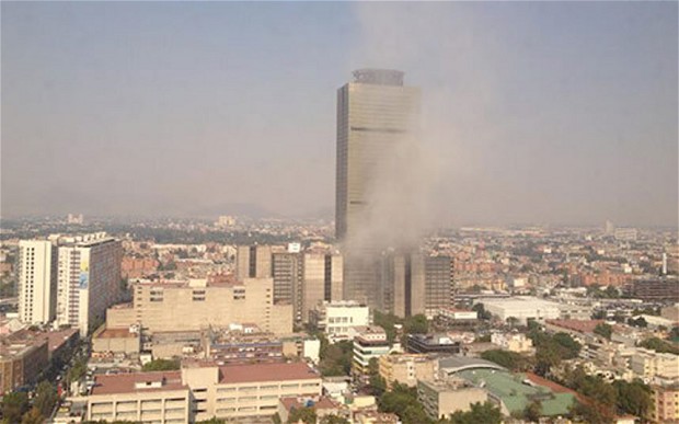 Felrobbant egy 214 méter magas irodaház (gázrobbanás) - 25 halott (képek és videó)