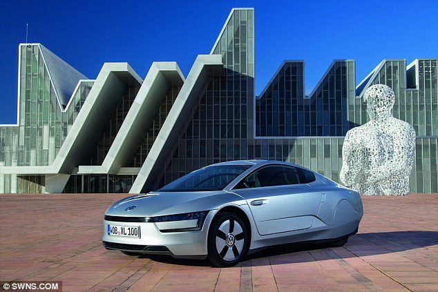 500 ft-ért autózhatsz - 100 km-t! Itt a Volkswagen és a világ legkissebb fogyasztású autója.