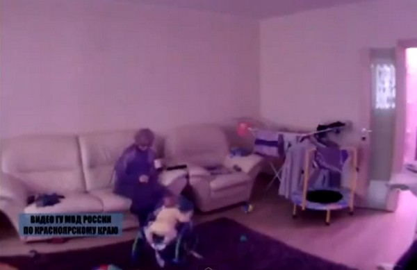 Brutális bébiszitter egy 9 hónapos gyermeket pofoz! Megrázó videó!