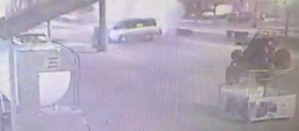 Villanyoszlop állította meg a száguldozó sofőrt! Videó