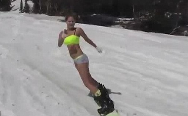-40 fokban bikinis snowboard az új őrület!
