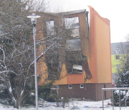 Felrobbant és kidöltek a falai egy 6 lakásos panelháznak - sajnos többen életüket vesztették