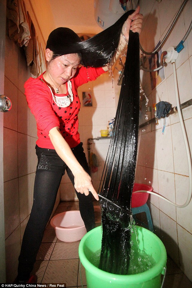 „A hajam rabja vagyok!”: A kínai nő haja hosszabb, mint saját maga!