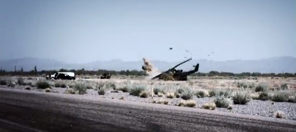 Egy helikopter a földbe fúródik a sivatagban! Videó