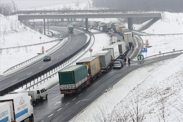 kamionos baleset az m7 autópályán