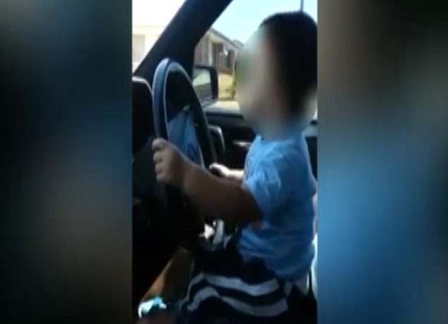 Kisgyerek vezette a kocsit! Videó