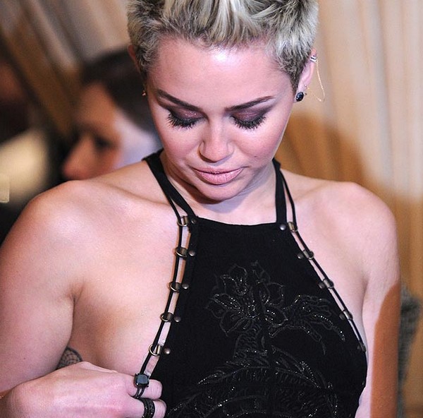 Miley Cyrus mellbimbót villantott!