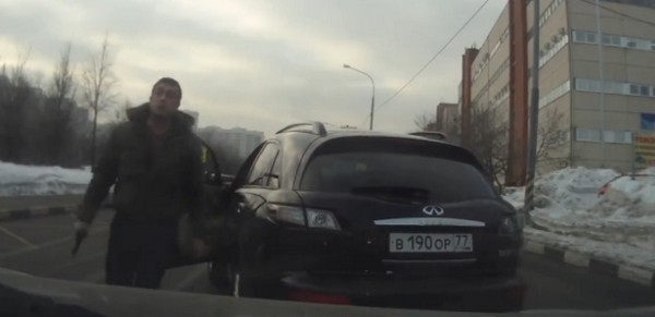 Őrült orosz fegyverrel fenyegetőzik miközben elgurul az autója! Videó