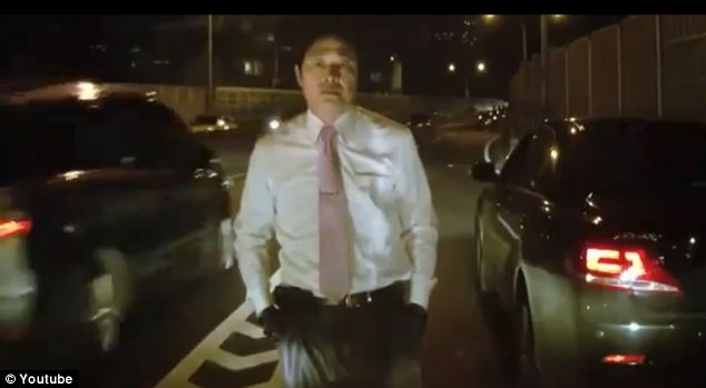 Rózsaszín nyakkendős férfi állította meg a forgalmat az autópályán! Videó