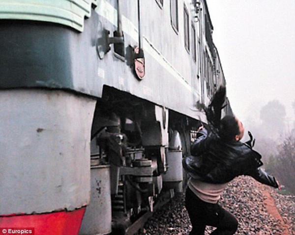 Vonatbaleset! Egy 145 km/órával közlekedő vonat sodort el egy lányt!