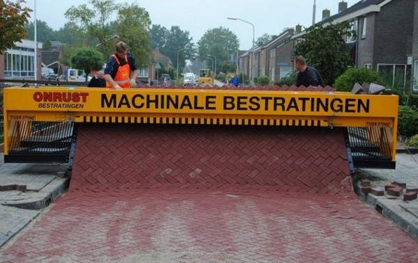 Bemutatjuk a nagyszerű térkőfektető gépet!