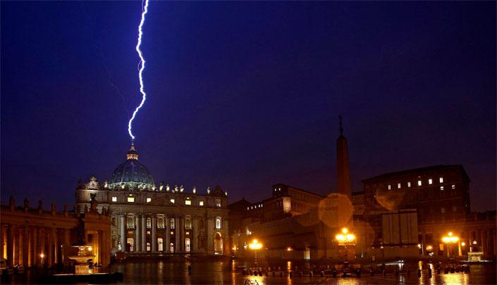 Hatalmas villám csapott a Szt. Péter-bazilikába - miután lemondott a PÁPA (képpel)