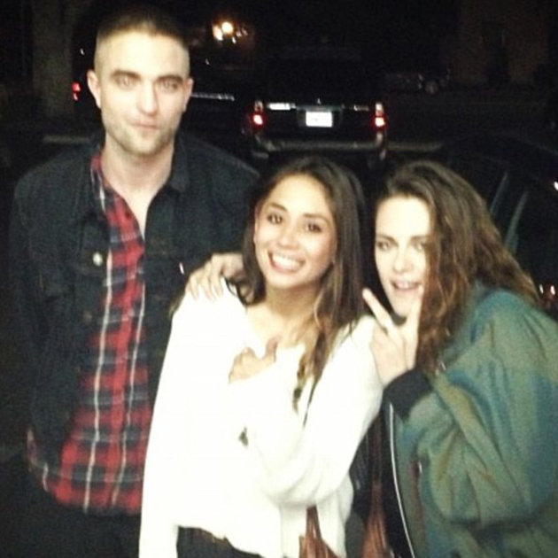 Robert Pattinson és Kirsten Stewart egy rajongóval fotózkodik Los Angelesben