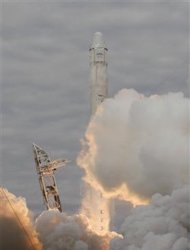 A SpaceX magáncég Dragon nevű kapszulájának fellövése.