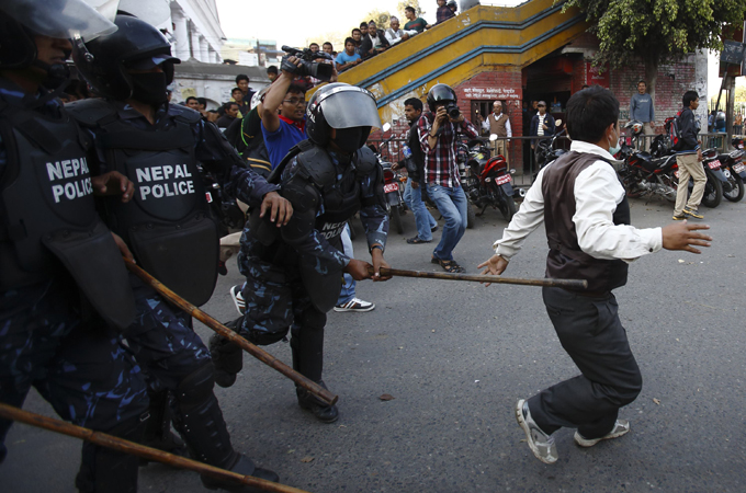Nepálban rohamrendőrök verték szét a kormányellenes tüntetést