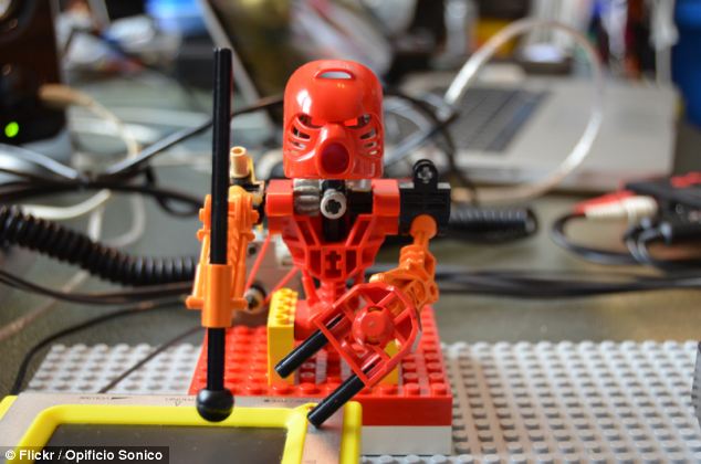 Egy zenei producer elkészítette a világ első zenekarát, melynek tagjai kizárólag Lego robotok!