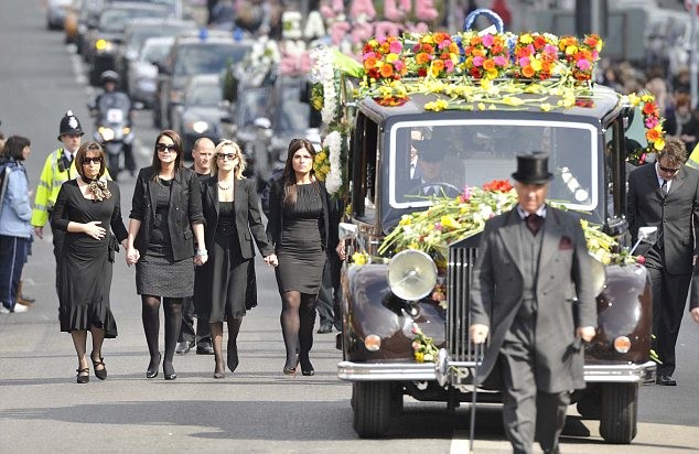 Bizarr divat - hivatásos gyászolókat lehet bérelni a temetésre!