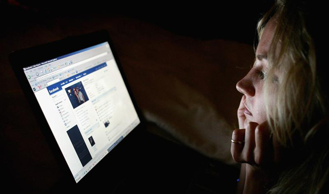 Kanapéra vizelt Facebookozás közben a betörő
