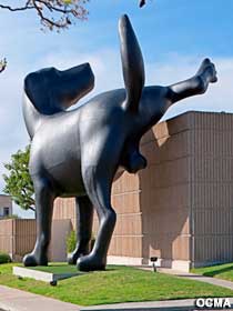 Óriás pisilő kutya szobor Amerikában