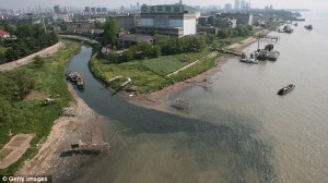 A Jangcéba ömlő szennyezett folyó