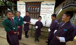 Bhután alapelvei közt a középiskolás diákoknak kifejtik a bruttó nemzeti boldogság alappilléreit 