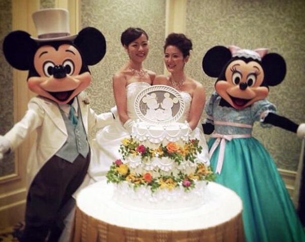 Két lány esküvője Disneylandben
