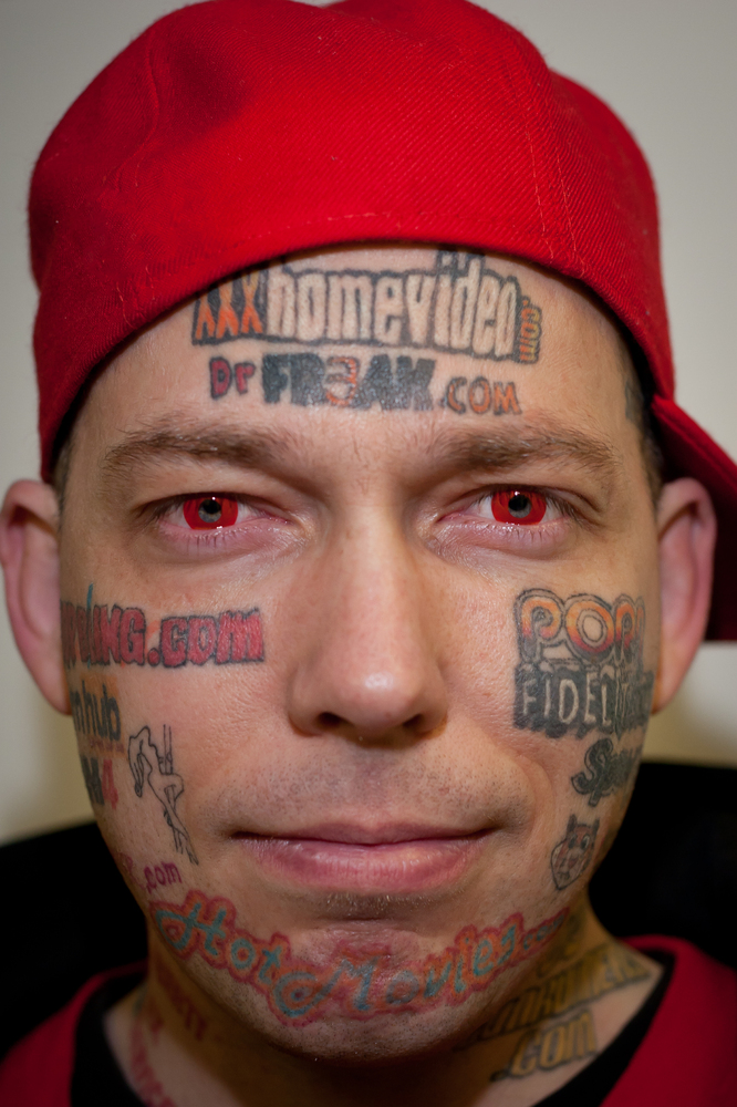 Hirdetés orrba-szájba, avagy a tetovált arcú ember