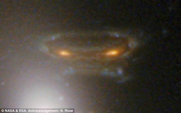 A Hubble észrevett egy idegen megszállót: hihetetlen kép, amely egy rajzfilmes UFO-t mutat amint az a Földre bámul
