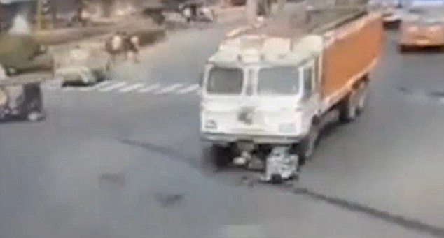 India legkeményebb nője? Elütötte a teherautó, de felpattant és üldözőbe vette a járművet