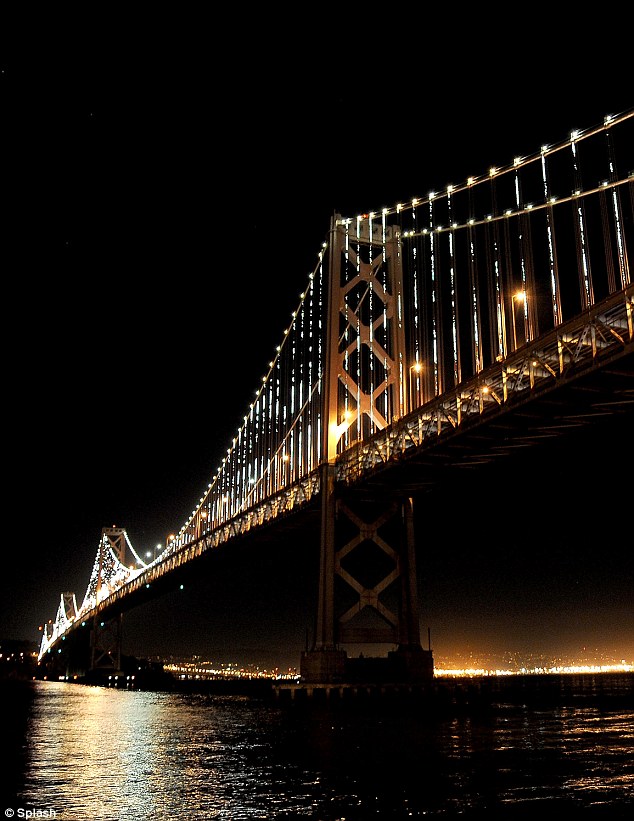 San Francisco egyik hídját több ezer LED lámpával és egy átlagos laptoppal alakították át fényes művészeti alkotássá!