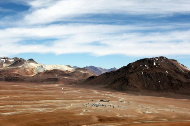 Az Atacama sivatag 5km tengerszint feletti magas fennsíkja, ahol az állomás található
