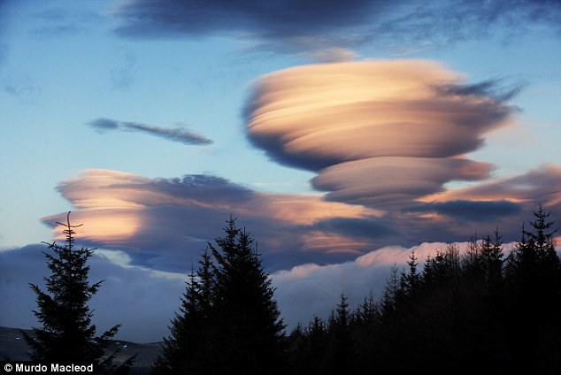 Különleges UFO felhő