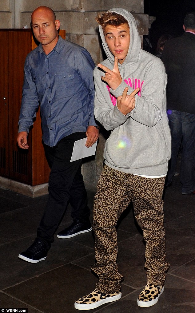 Justin Bieber stílust teremtett leopárdmintás nadrágjával