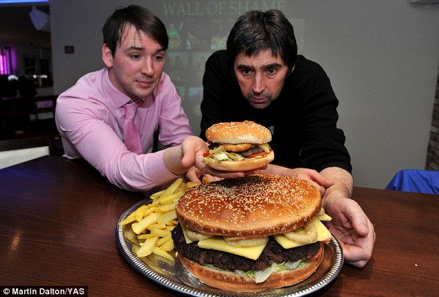 7000 kalóriás Anglia legnagyobb hamburgere!