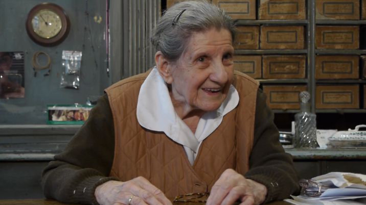 A 96 éves aranyfokozatú látszerészmester, Emmi néni - interjú