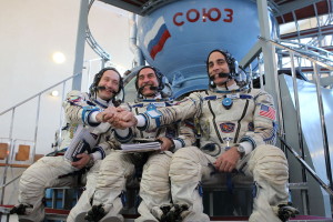 (balról-jobbra) Chris Cassidy, Pavel Vinogradov, Alexander Misurkin gyors kézfogása a fotósoknak a Soyruz űrhajó előtt