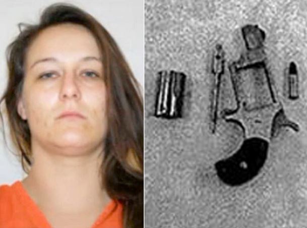 Letartóztattak egy nőt, akinek a vaginájában töltött fegyvert találtak