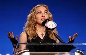 Madonna tényleg csúcsegoista? – egyik klipjében ott a válasz!
